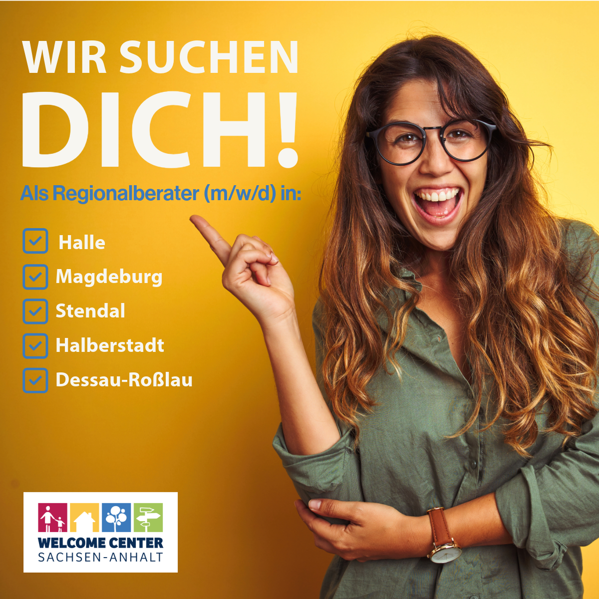 begeisterte Frau, die auf einen Schriftzug zeigt: "WIR SUCHEN DICH! Als Regionalberater (m/w/d) in: Halle, Magdeburg, Stendal, Halberstadt, Dessau-Roßlau"