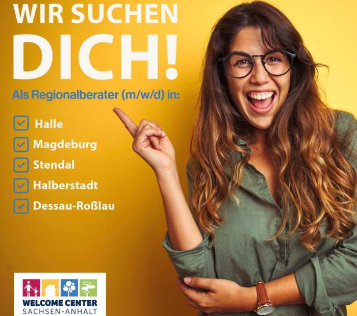 begeisterte Frau, die auf einen Schriftzug zeigt: "WIR SUCHEN DICH! Als Regionalberater (m/w/d) in: Halle, Magdeburg, Stendal, Halberstadt, Dessau-Roßlau"